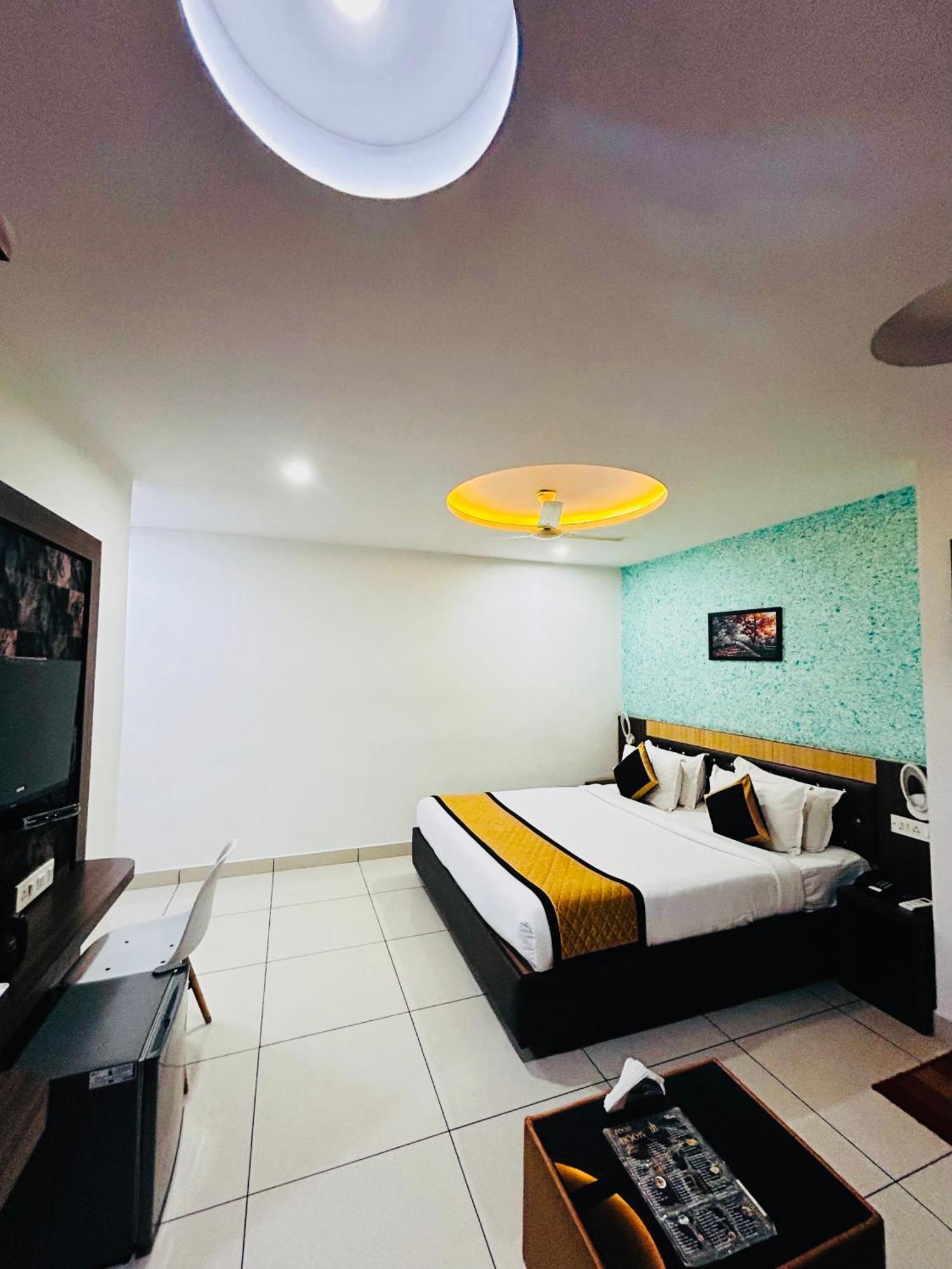 The Porch Inn Hotel/Service Apartments Бангалор Екстериор снимка